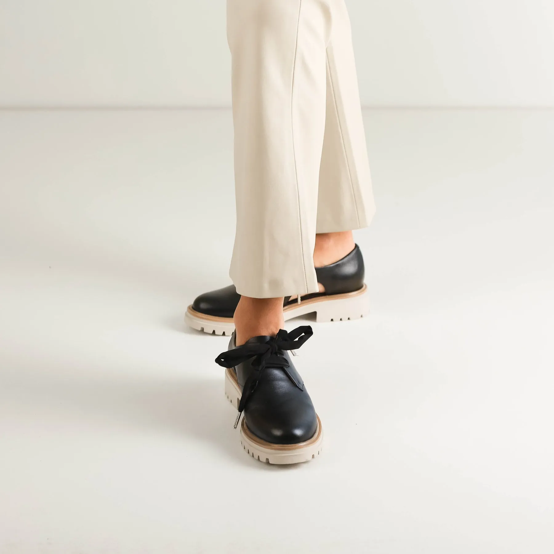 ANISE CUT-OUT LOAFERS LEATHER