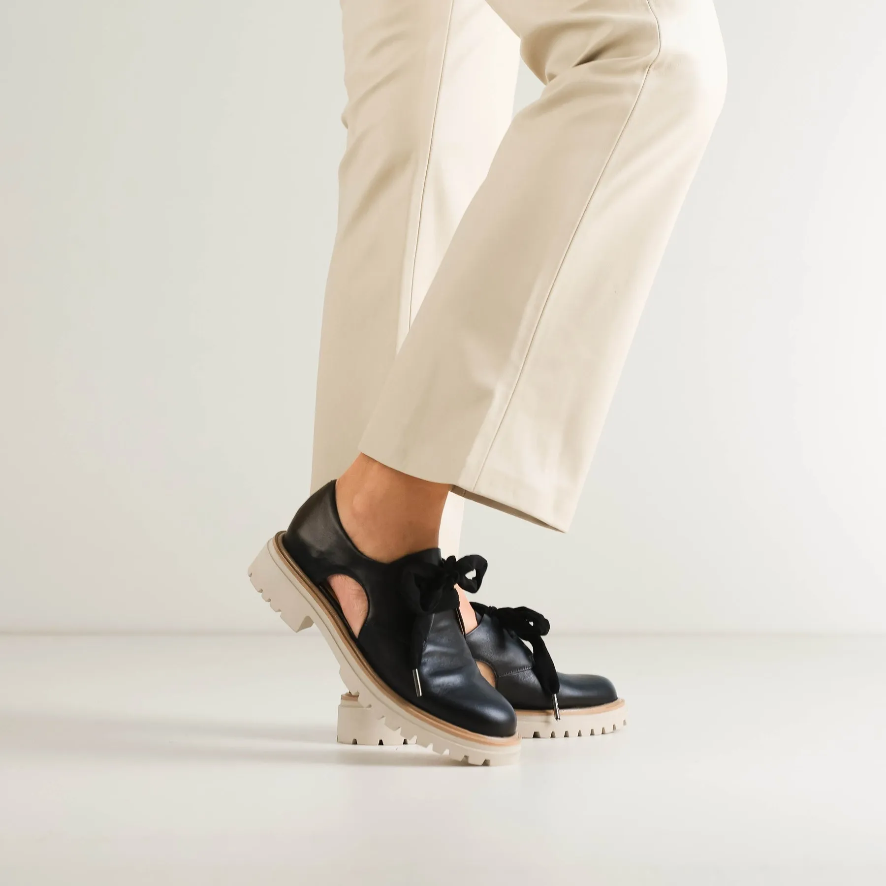 ANISE CUT-OUT LOAFERS LEATHER